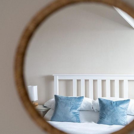 Stowaways Loft Apartment Уитби Екстериор снимка