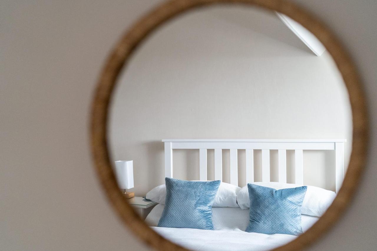 Stowaways Loft Apartment Уитби Екстериор снимка