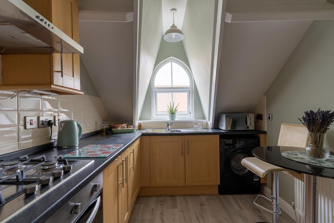 Stowaways Loft Apartment Уитби Екстериор снимка