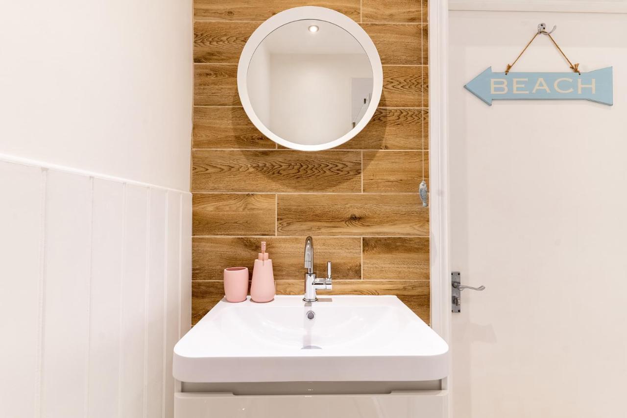 Stowaways Loft Apartment Уитби Екстериор снимка