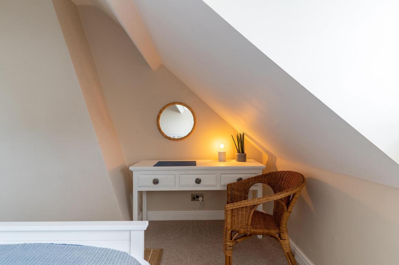 Stowaways Loft Apartment Уитби Екстериор снимка